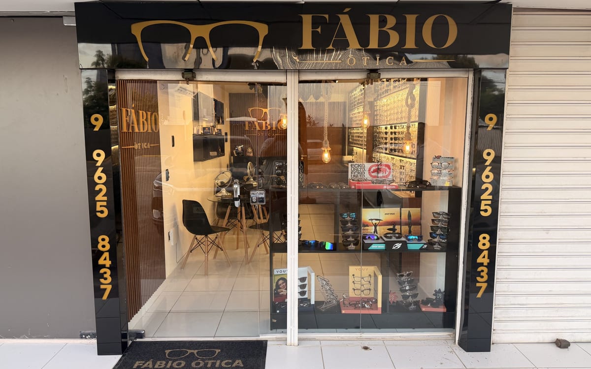 Fachada da Fábio Ótica em João Pessoa, com identidade visual dourada